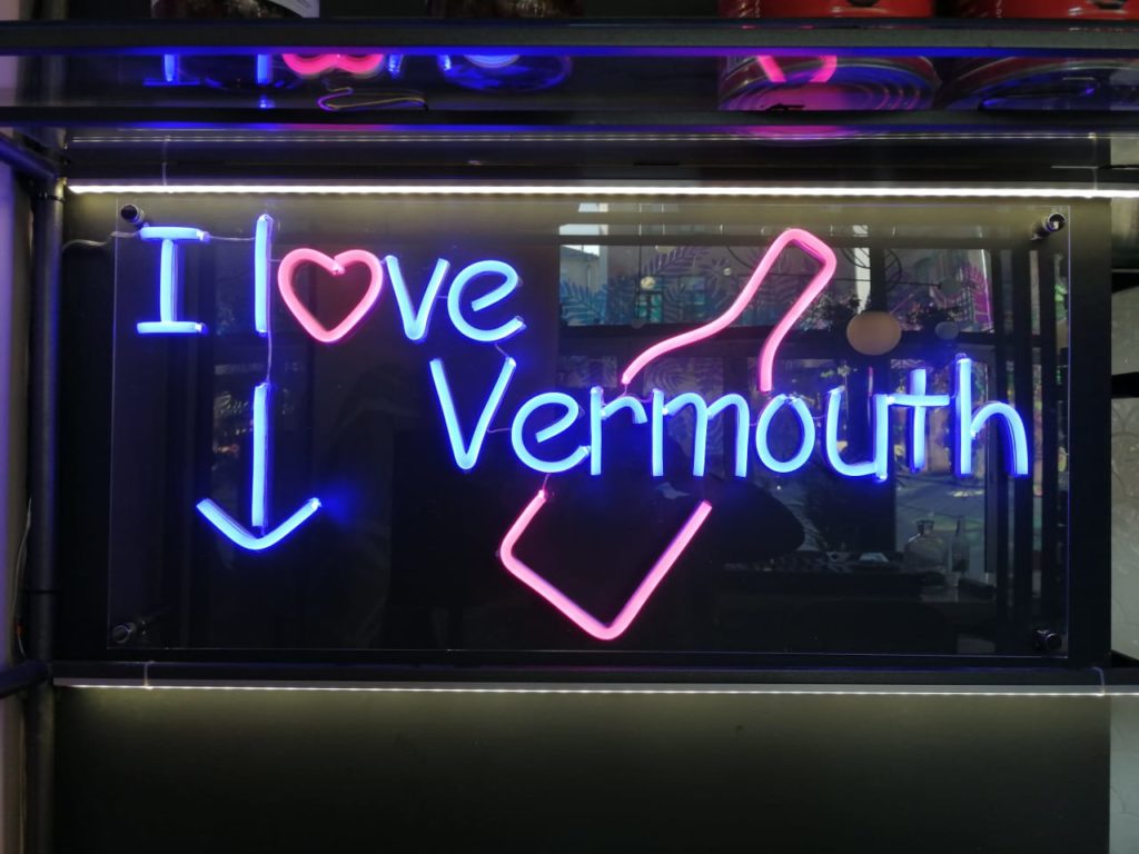 Неоновая вывеска для бара